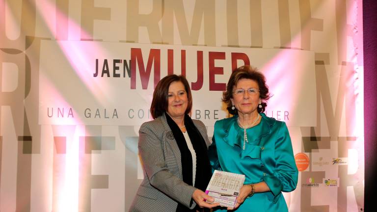 María José Sánchez entrega el reconocimiendo Mujer Sobresaliente a María Castellano en 2015. / Agustín Muñoz / Diario JAÉN. 