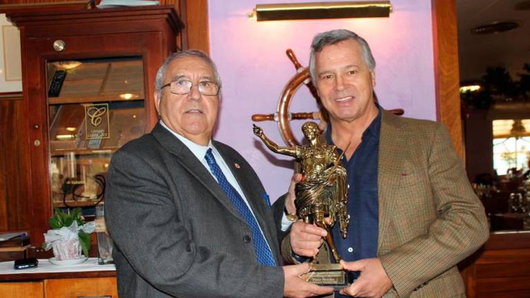 Entrega del trofeo taurino a Víctor Mendes