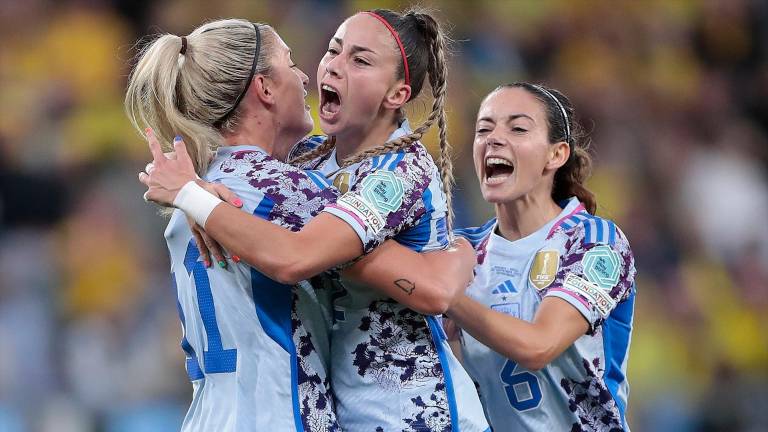 Athenea del Castillo celebra su gol con Alexia Putellas y Aitana Bonmatí. / Prensa RFEF vía Europa Press.