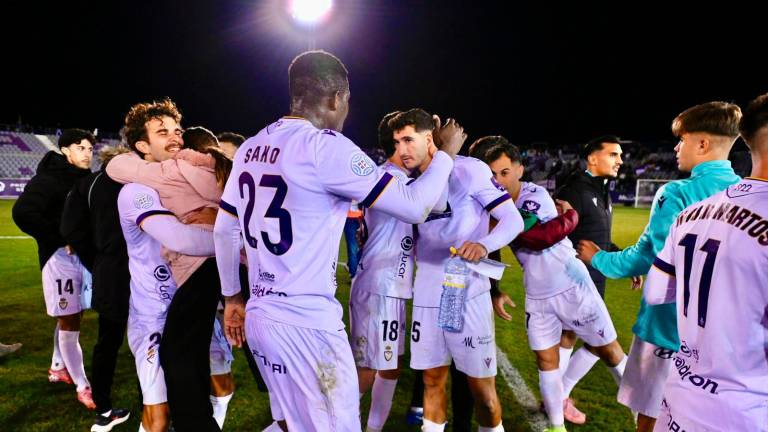 Los jugadores del Real Jaén después de remontar el partido frente al Recreativo de Huelva en el último minuto con el tanto de Sako. / Juande Ortiz.