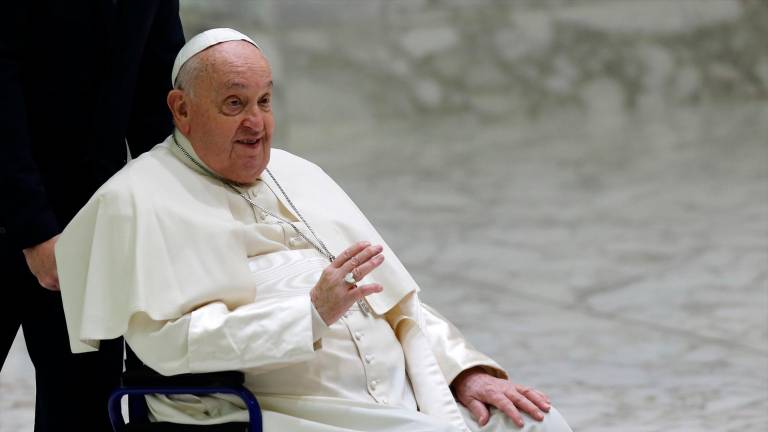 El Papa Francisco presenta un cuadro clínico complejo y continuará hospitalizado