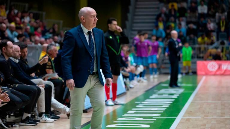 Daniel Rodríguez sigue las incidencias del partido contra el Servigroup Peñíscola. Monti / Jaén FS.