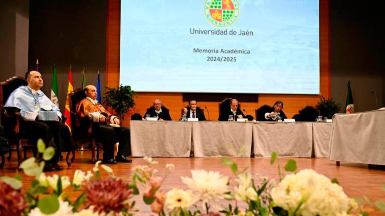 Lectura de la memoria académica 2024/2025 durante la apertura del actual curso.