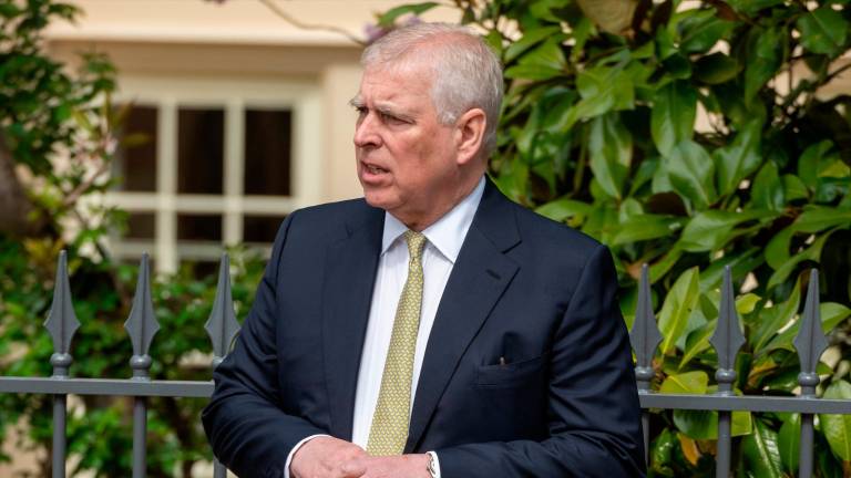 El príncipe Andrés, sin títulos y expulsado de Windsor por vínculos con Epstein