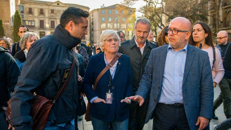 Los Mossos detienen a Clara Ponsatí en la plaza de la Catedral de Barcelona tras su rueda de prensa