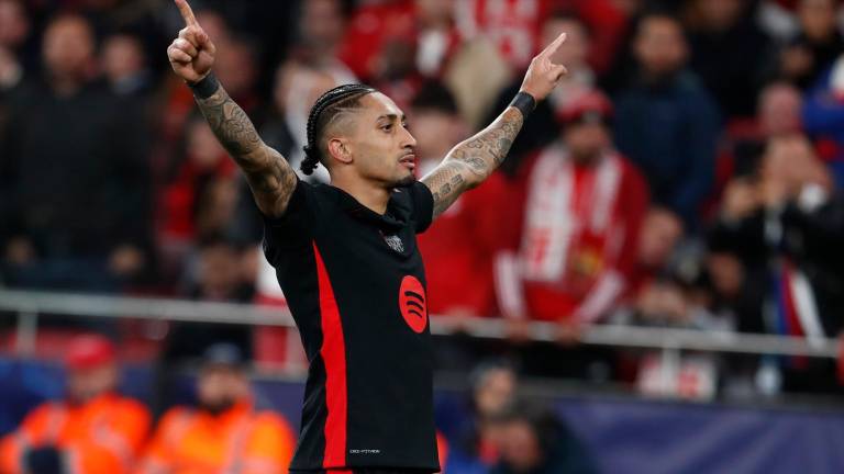 Raphinha y Szczesny hacen creer a un Barça en inferioridad numérica