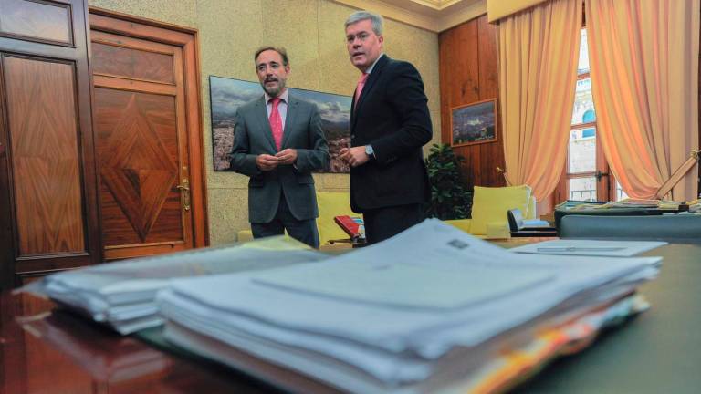 Felipe López y José Enrique Fernández de Moya antes del comienzo de la ruenión. / Agustín Muñoz / Diario JAÉN.