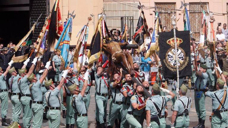 Devoción con el traslado del Cristo de la Buena Muerte por la Legión en Málaga
