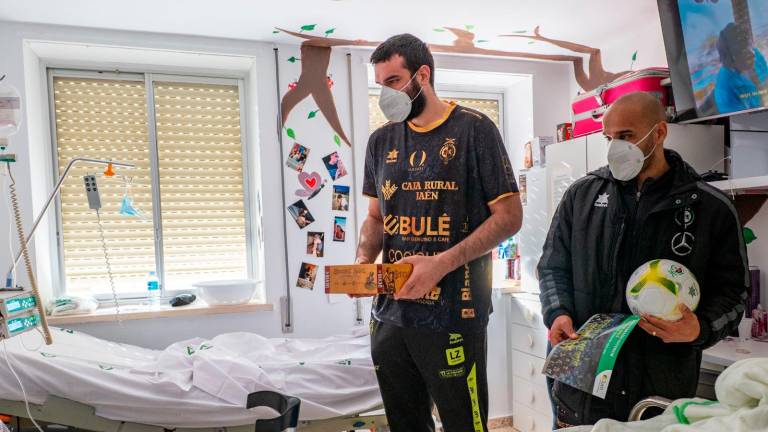 El Jaén Paraíso Interior lleva ilusión y solidaridad al Hospital Materno Infantil y participa en el Ecomercadillo