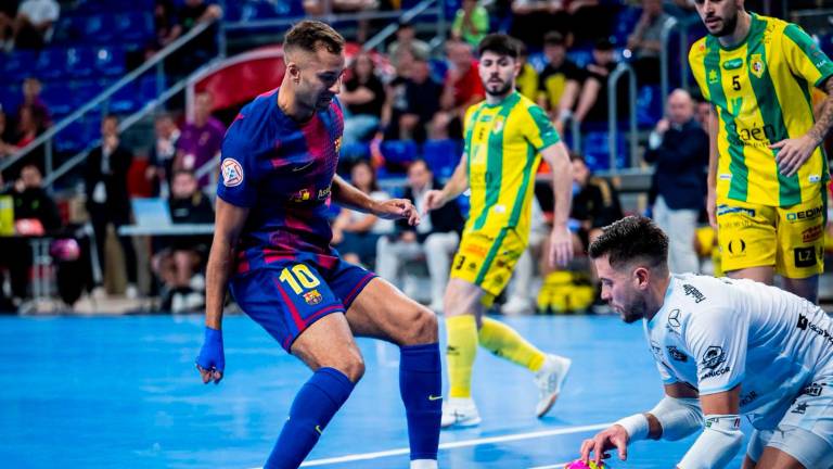 Carlos Espíndola bloca el balón delante de Pito, la estrella azulgrana. / FC Barcelona.