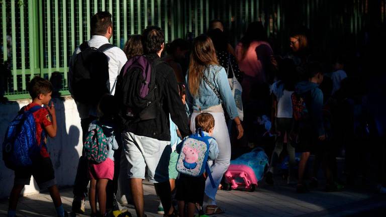  Niños y padres en la vuelta al colegio. Archivo. / Europa Press.