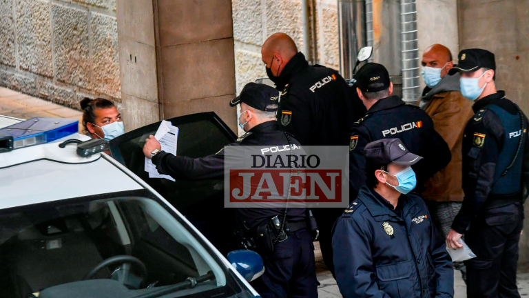 A prisión los dos adultos detenidos por apuñalar a la esposa del hombre fallecido en un incendio