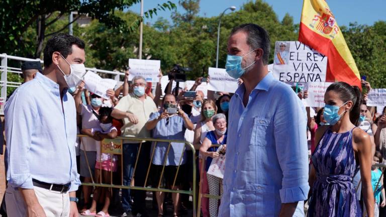 Los Reyes visitan Córdoba y Sevilla entre “vivas” y protestas