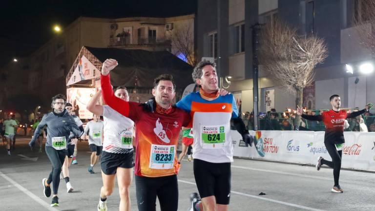La emoción de los últimos metros de la Carrera de San Antón 2026, en imágenes