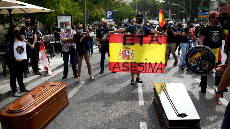 Jusapol protesta con ataúdes en el Congreso por los suicidios de policías y el pésame de Sánchez a un etarra