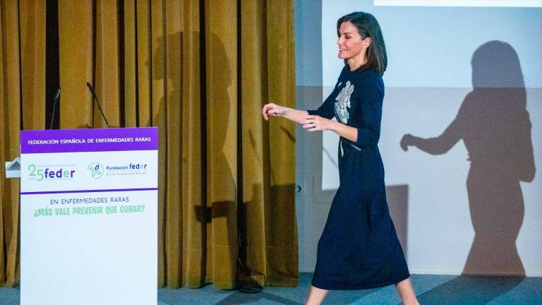 La Reina Letizia atrapa miradas en Sevilla con un vestido de punto y maxi flores marca España