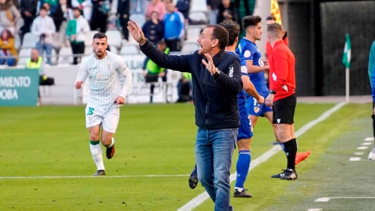 Alberto González revoluciona el fútbol: Teletrabajo del inquilino del banquillo del Linares Deportivo para cuidar a sus hijas