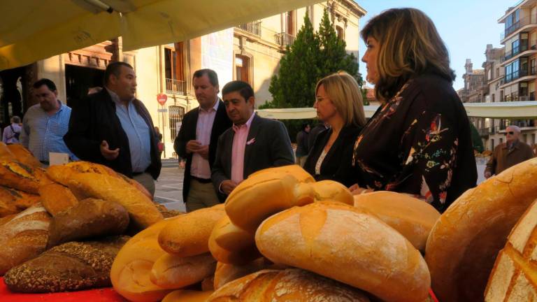 Reyes valora la calidad del pan y la riqueza y empleo que genera en la provincia