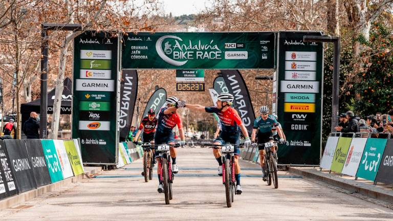 Jakob Dorigoni y Gioele De Cosmo son los primeros en cruzar la meta de la Andalucía Bike Race
