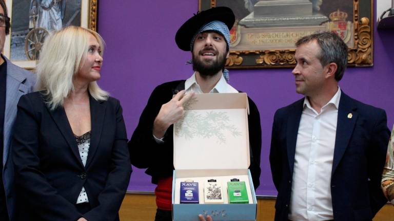 David Uclés, pregonero de las Feria de San Lucas 2025, junto a María Espejo y Julio Millán. / Ayuntamiento de Jaén.