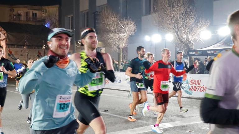 La emoción de los últimos metros de la Carrera de San Antón 2026, en imágenes