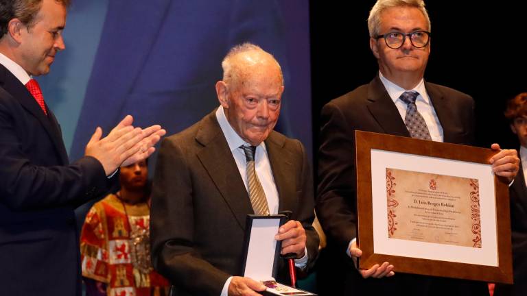 Luis Berges dona catorce láminas sobre “El Apocalipsis de San Juan” a la Catedral