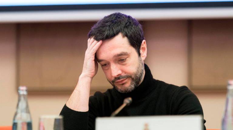 <i>El ministro de Derechos Sociales, Consumo y Agenda 2030, Pablo Bustinduy, durante una jornada sobre la regularización de la publicidad de alimentos no saludables, en el Congreso, a 2 de marzo de 2026. Archivo. / Europa Press.</i>
