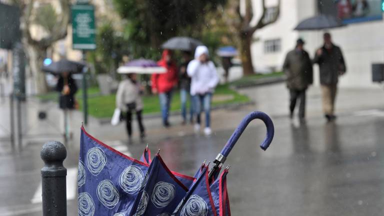 Un paraguas roto dentro de una papelera en una calle de la capital, en imagen de archivo. / Agustín Muñoz / Diario JAÉN. 