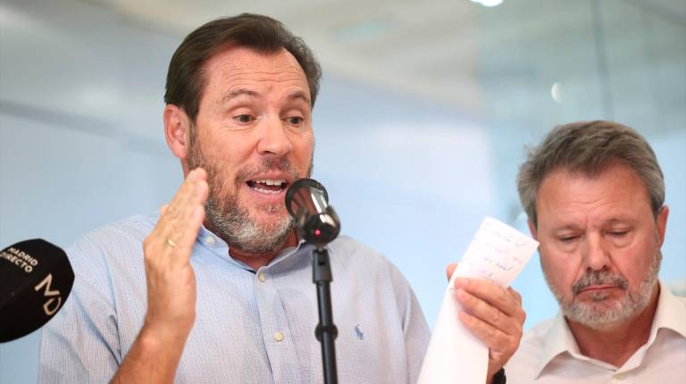 <i>El ministro de Transportes y Movilidad Sostenible, Óscar Puente, durante una rueda de prensa, en el Centro de Gestión de Red H24 de Adif, a 28 de octubre de 2026. / Eduardo Parra / Europa Press.</i>