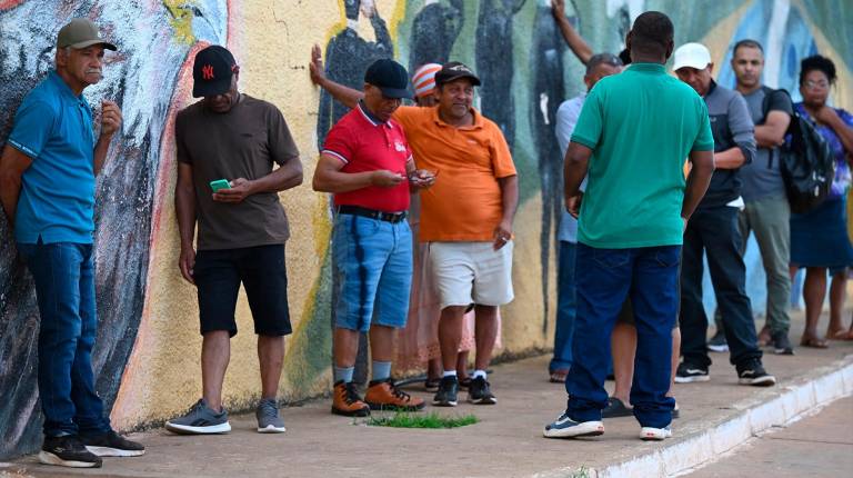 <i>Colas para votar en la segunda vuelta de las elecciones presidenciales en Brasil.</i>