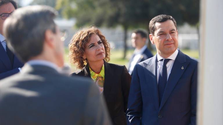 Montero coincide con Moreno por primera vez desde que aspira a liderar el PSOE-A