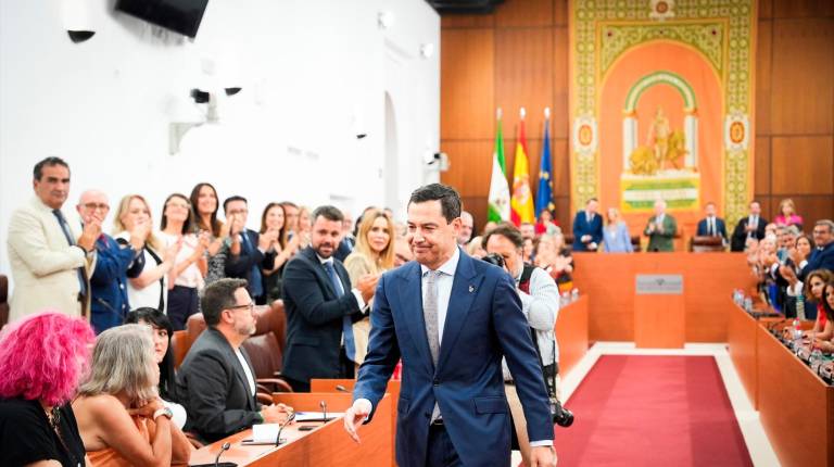 <i>El presidente en funciones de la Junta y candidato del PP-A a la reelección, Juanma Moreno, tras lograr ser investido como jefe del Ejecutivo andaluz en la XIII legislatura. / Europa Press. </i>
