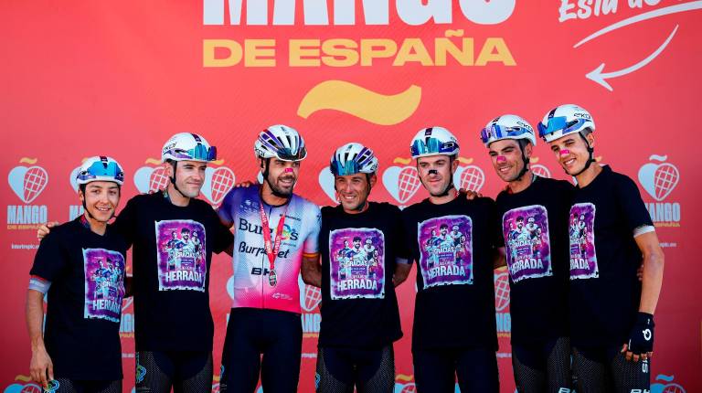 <i>José Manuel Díaz, en el centro, posa con sus compañeros con una camiseta de homenaje a Jesús Herrada.</i>