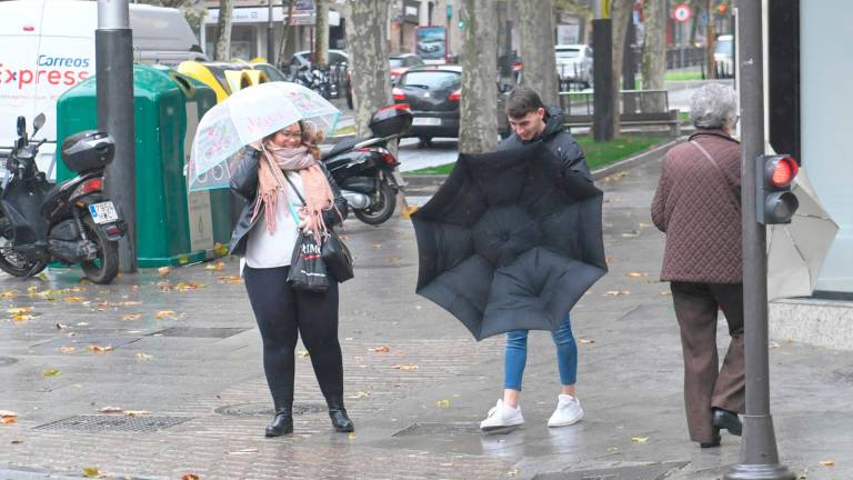 Las fuertes rachas de viento frenan el paso de los viandantes. Archivo. / Diario JAÉN.