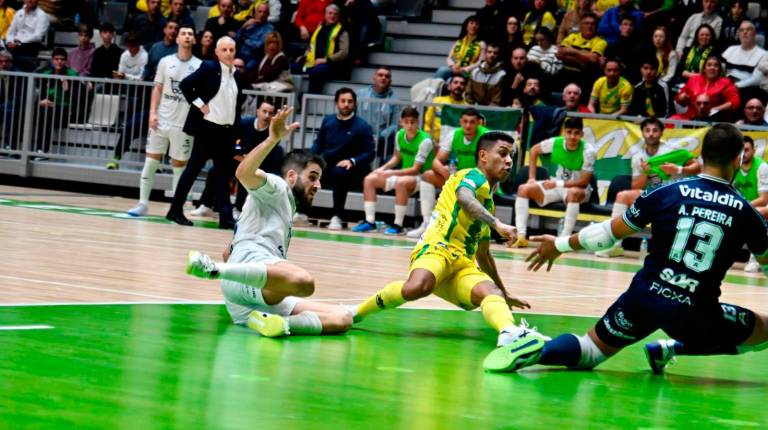 <i>Bynho marca un gol en el partido ante el Family Cash Alzira FS. / Jaén FS.</i>