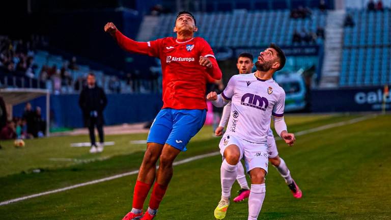 El Real Jaén empuja y domina, pero no tiene gol ante el Estepona (0-0)