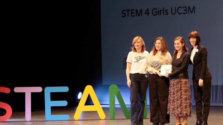 Un colegio de Bailén recibe un premio por fomentar la ciencia entre las niñas