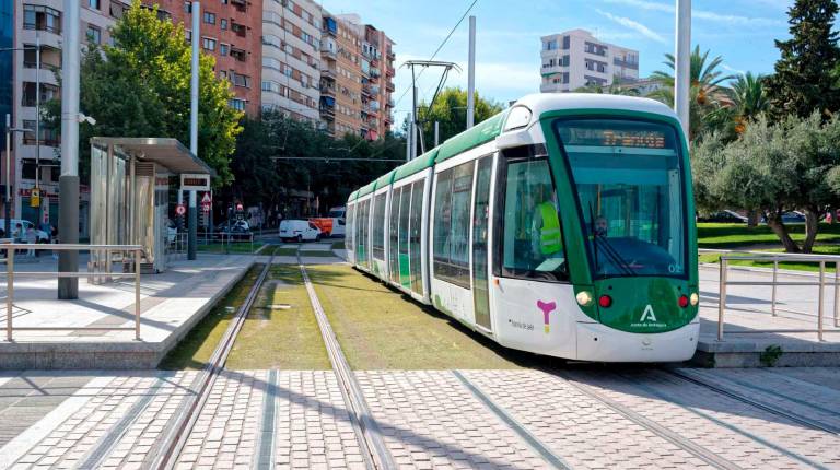 <i>El tranvía a su paso por Paseo de la Estación. Archivo. / Junta de Andalucía.</i>