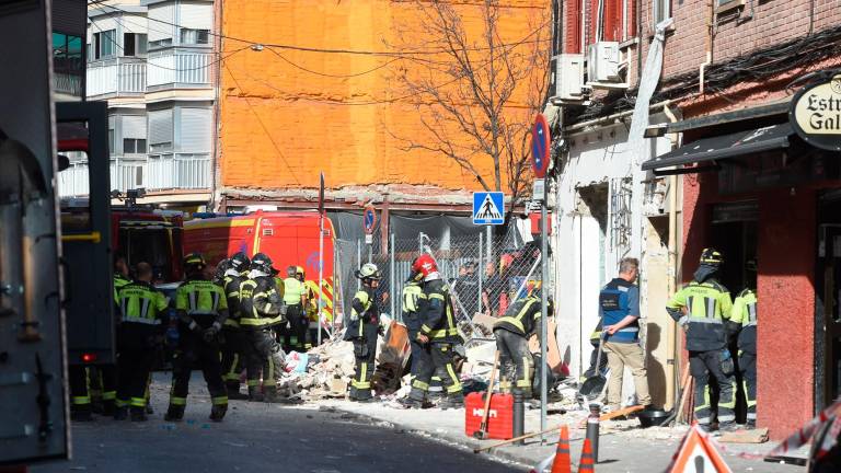 Hallan el cuerpo de un hombre bajo los escombros de la explosión en un bar en Vallecas