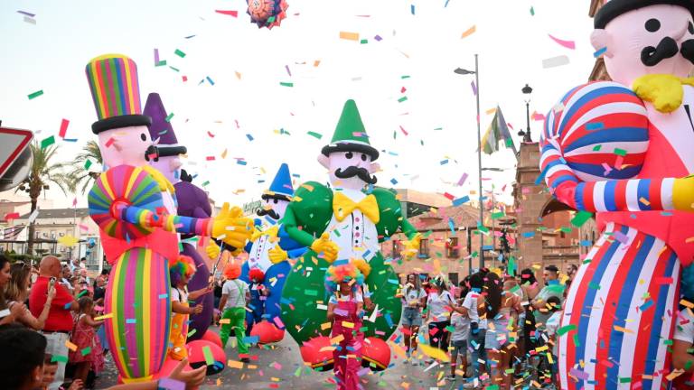 El desfile derrocha ilusión y alegría por las calles en la Feria de Linares