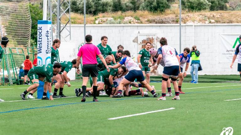 <i>Jugada defensiva del Jaén Rugby ante el Majadahonda (27-24). Pedro Cruz / Jaén Rugby.</i>