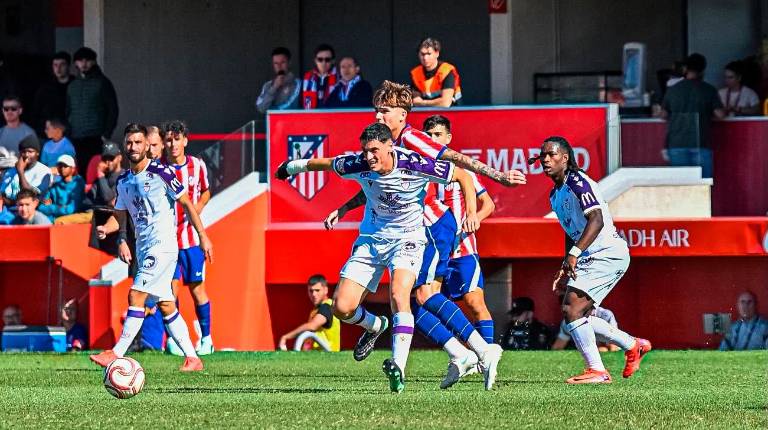 <i>José Álvarez se anticipa a un jugador del Atlético Madrileño. / Real Jaén.</i>