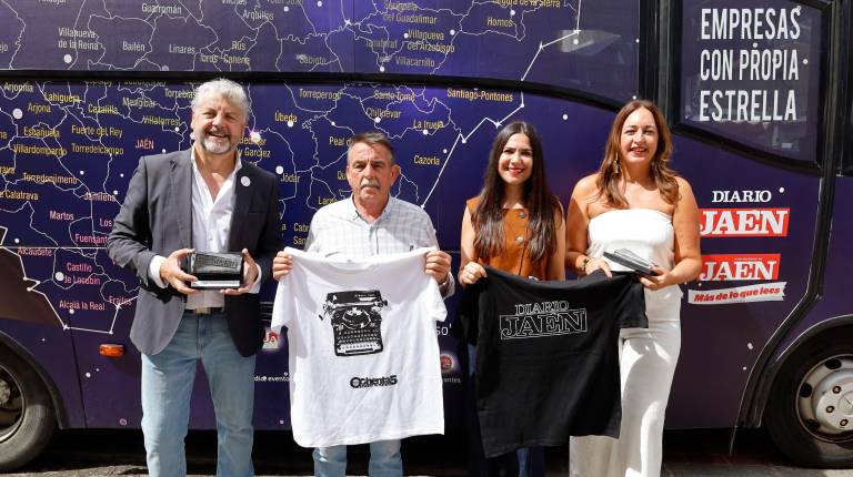 <i>Juan Espejo, Juan Zafra, Olivia Pérez, Ana María Gómez, al término del acto de la ruta “Empresas con Propia Estrella” en Carchelejo. / Jason Moyano / Diario JAÉN</i>
