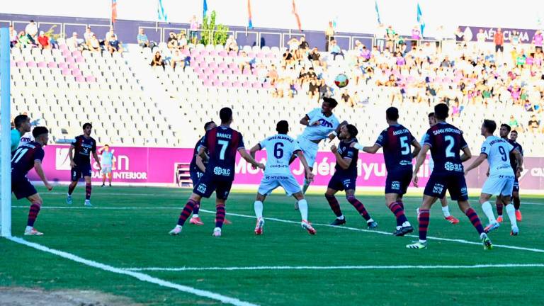 Una jugada del partido de la primera vuelta entre el Real Jaén y el CD Extremadura, que terminó con resultado de 0-1 para los extremeños. / Juande Ortiz.
