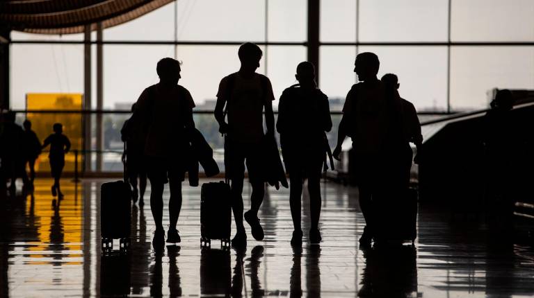 <i>Foto de archivo de pasajeros con maletas en el Aeropuerto Adolfo Suárez Madrid-Barajas. / Alejandro Martínez Vélez / Europa Press.</i>