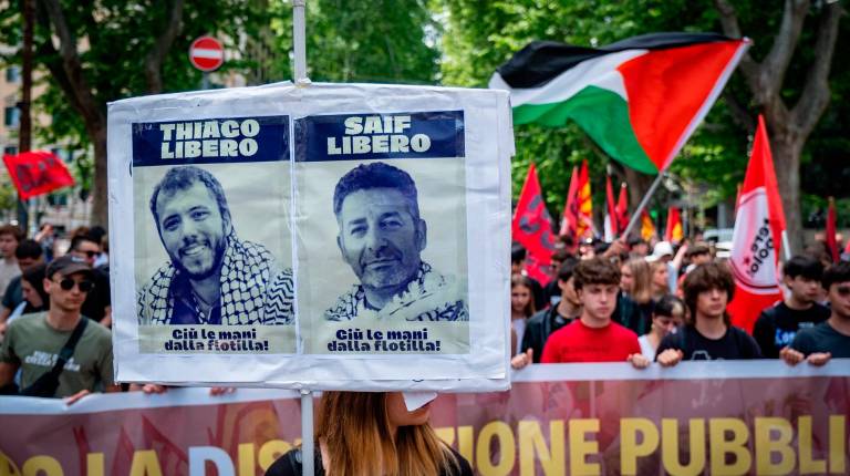<i>Protesta contra Israel en solidaridad con Thiago Avila y Saif Abukeshek, detenidos acusados de terrorismo mientras participaban en la misión de la Flotilla a Gaza. / Europa Press. </i>