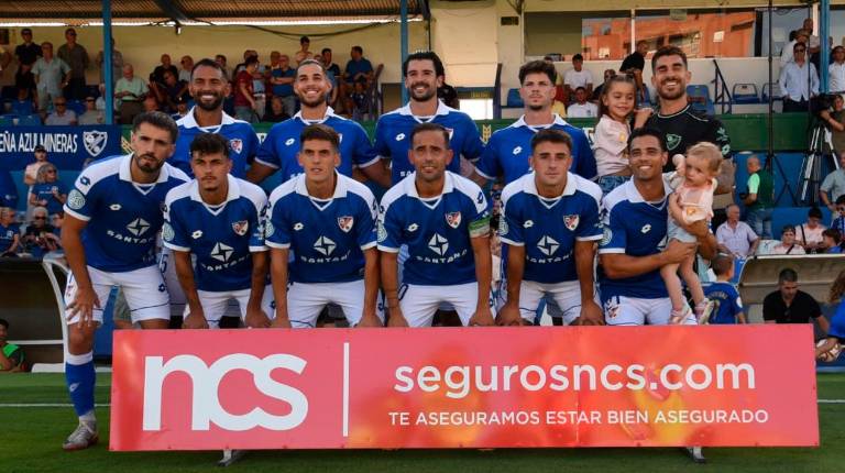 <i>Imagen del once del Linares Deportivo contra el Ciudad de Lucena. / Linares Deportivo.</i>