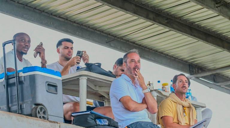 <i>Javier Royuela, a la derecha, sigue el torneo en tierras africanas. / Real Jaén CF.</i>