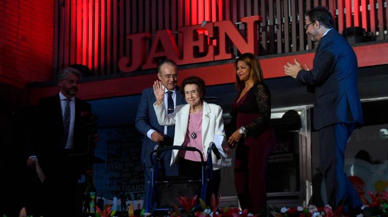 <i>La médico Elena de Marco saluda al público tras recibir el Premio Jiennense del Año 2021 de Sociedad.</i>