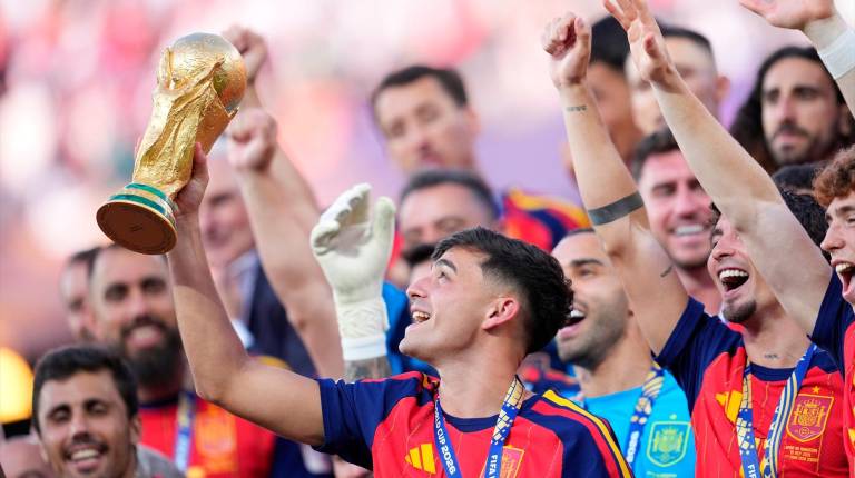 <i>Pedri González sostiene la Copa del Mundo. / Europa Press.</i>